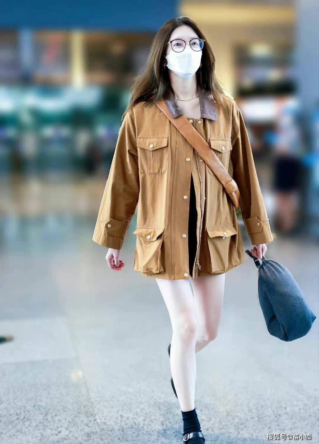 “江疏影”带火了美拉德新穿法：工装外套+短裤，时髦洋气又减龄
