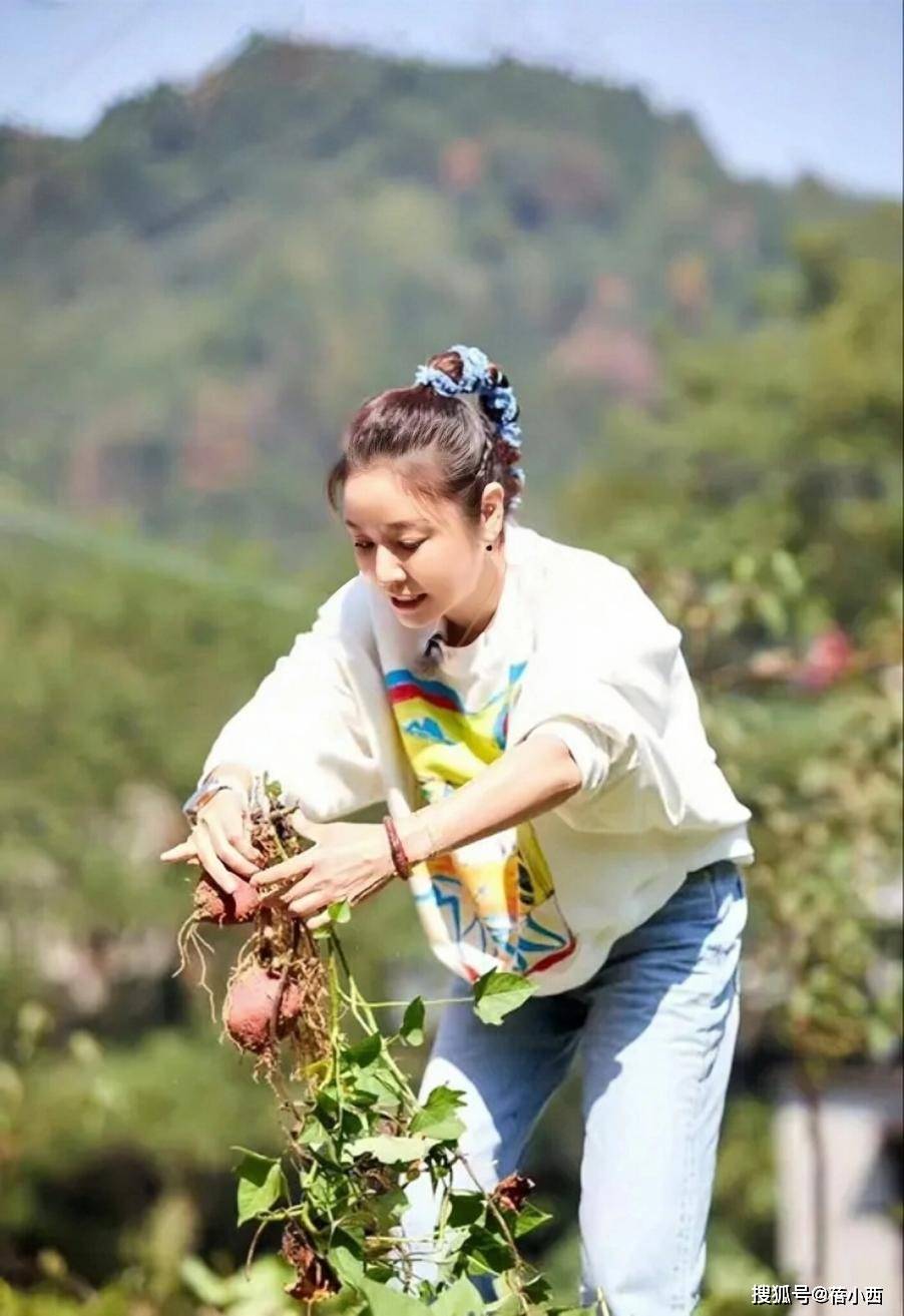 看了林心如的穿搭，我悟了：卫衣不配半身裙高跟鞋，才更时髦高级