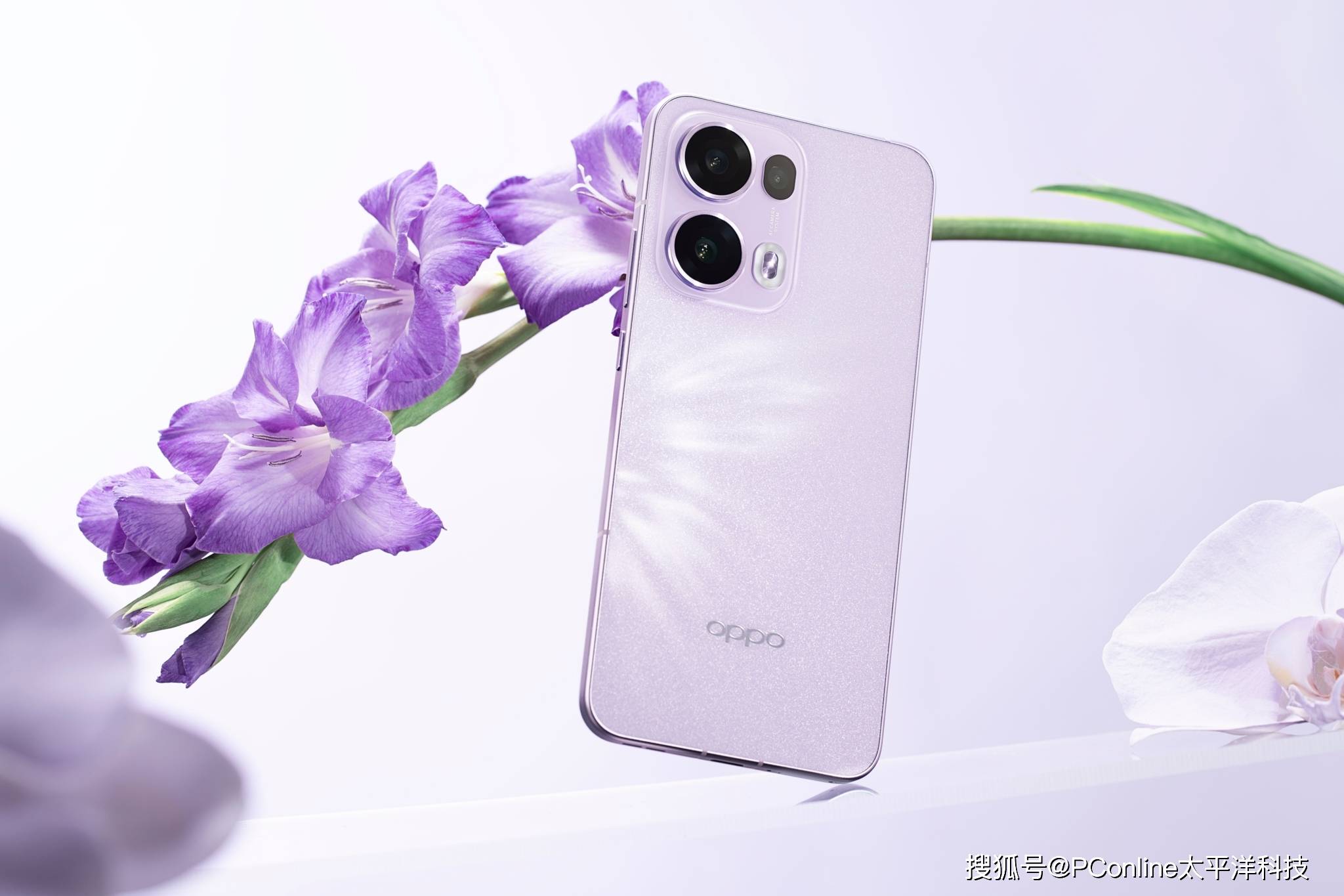 OPPO Reno13 系列图赏：超美小直屏，蝶翼流光的时尚典范