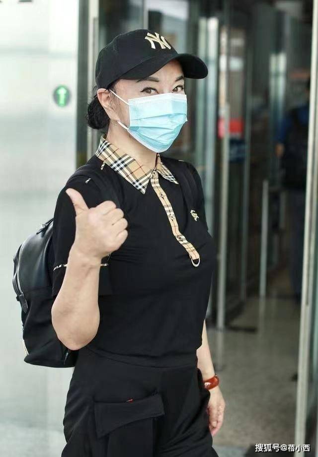 刘晓庆又要引领大妈时尚，穿黑T恤+小黑裤走机场，潮得不像老奶奶